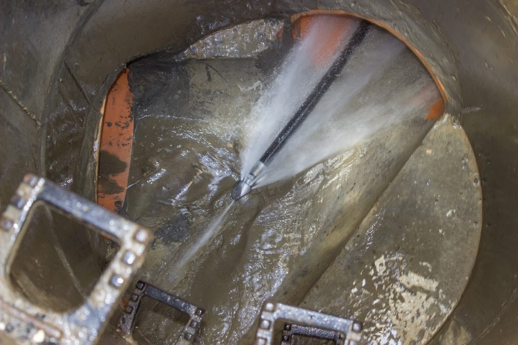 Hydro jetting a sewer