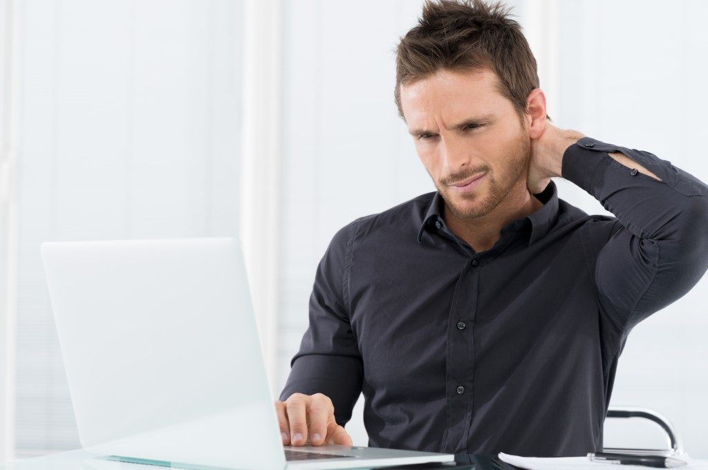 guy with neck pain